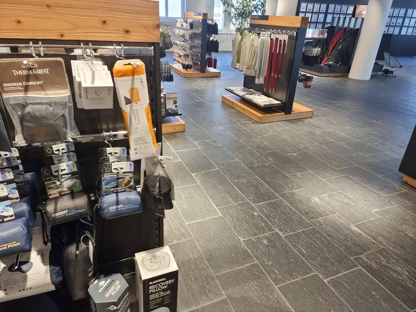 Gefährlicher Laden, in dem Mann/Frau schnell viel Geld ausgeben kann.