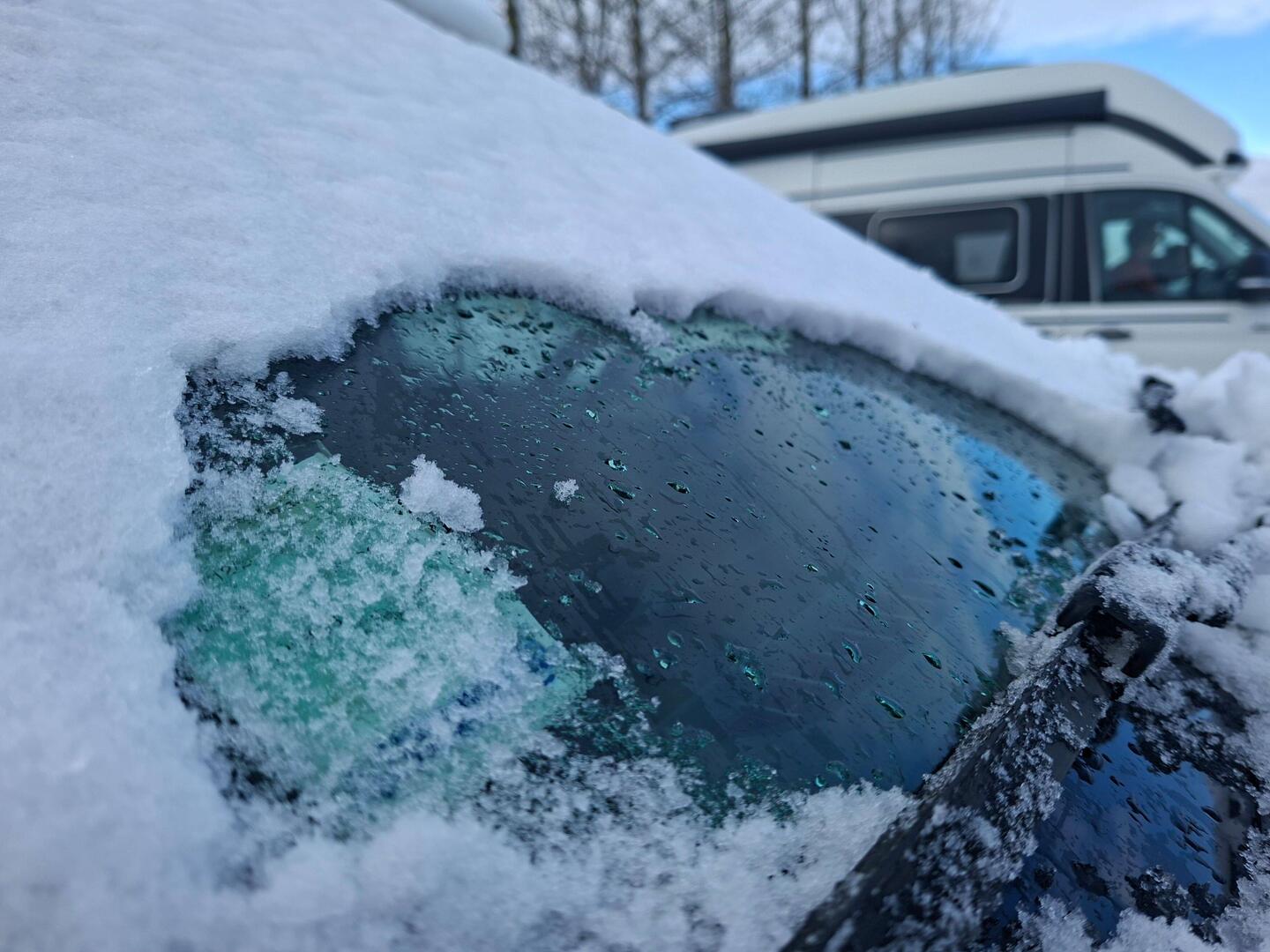 Ce matin, il n'a pas fallu enlever 2 cm de neige, mais de glace !
