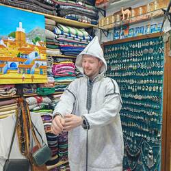 Auf der Suche nach einem traditionellen Berbergewand☺️