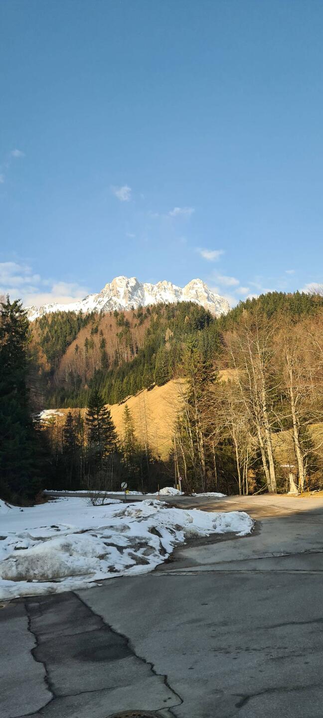 Am Loiblpass liegt noch Schnee auf den Berggipfeln