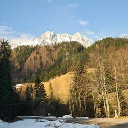 Am Loiblpass liegt noch Schnee auf den Berggipfeln