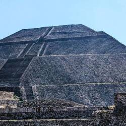 Grundfläche etwa 225 m × 225 m und eine Höhe von etwa 63 Metern.