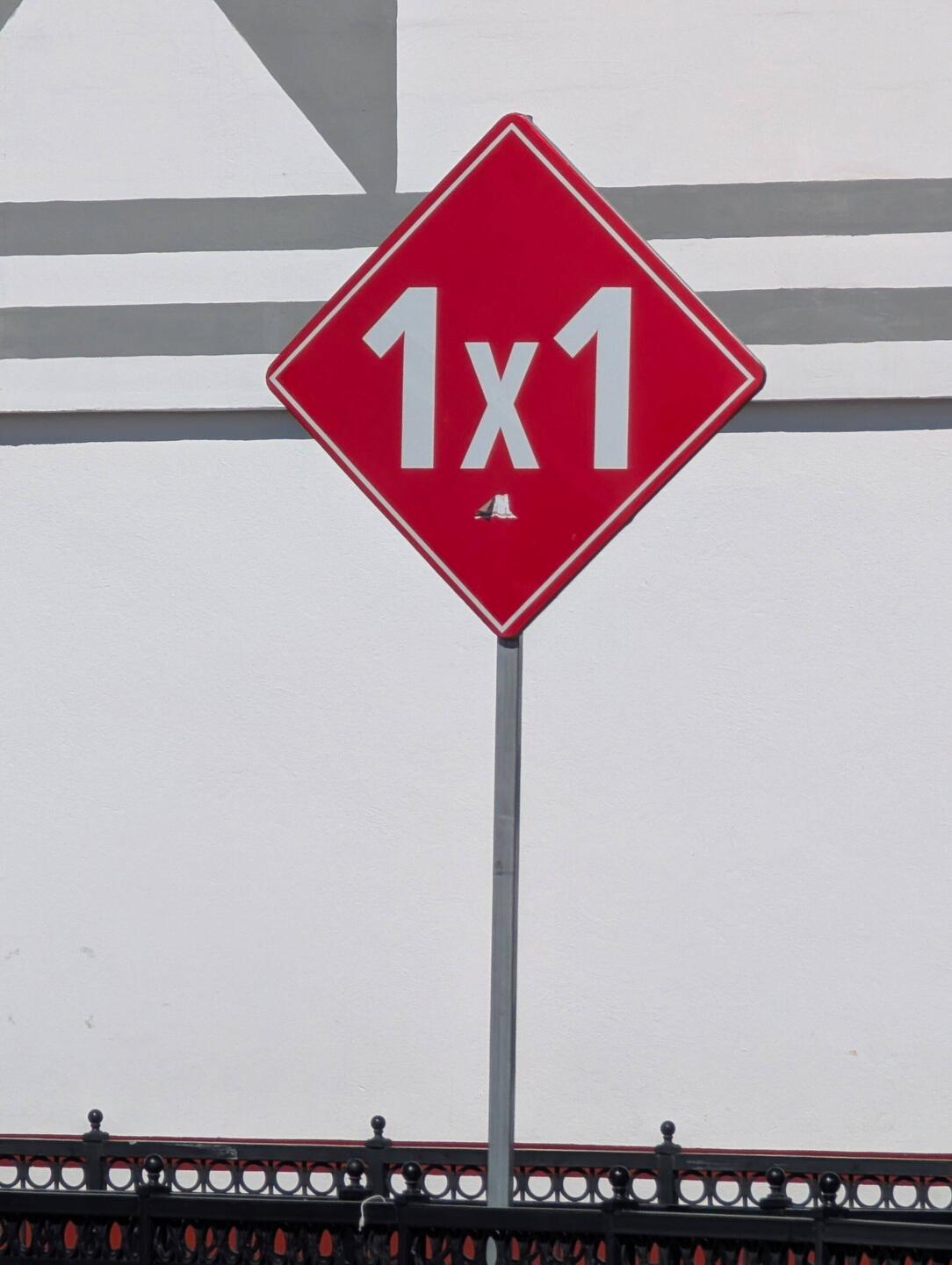 Abwechselnd darf einer in der Kreuzung fahren, funktioniert einwandfrei