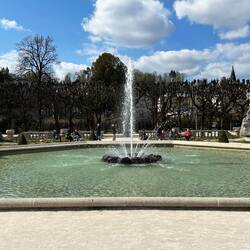 Große Fontäne, drumherum vier Statuen, die die vier Elemente darstellen ...