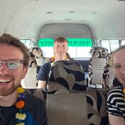 Unser Shuttle - mit Blumenkette