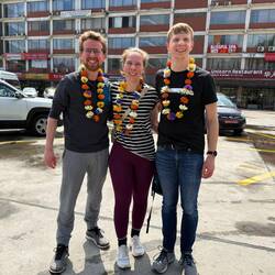 landestypischer Empfang mit echten Blumenketten