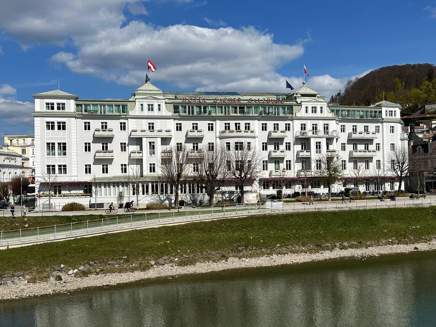 Hôtel Sacher von der Fußgängerbrücke über die Salzach aus