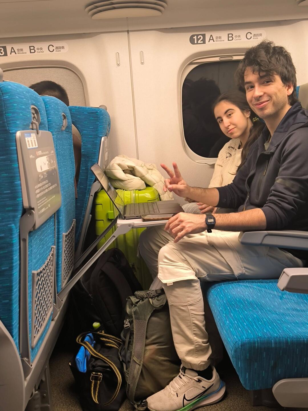 Tiene un porron de espacio de piernas, entra una maleta entera