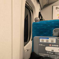 Las ventanas son enormes y tienen apoya brazos