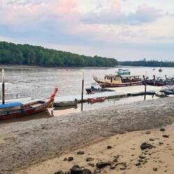 La rivière Pak Nam à marée basse à Krabi Town