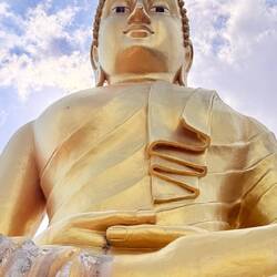 Le magistral bouddha qui domine la vallée 🤩