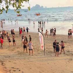 Entraînement au Muay Thaï sur la plage de Ao Nang à Krabi...