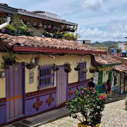 Alle Gebäude im Ort sind bunt