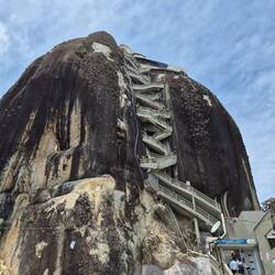 220 m hoch mit über 700 Stufen