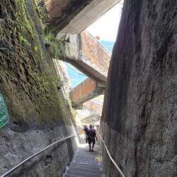 Herunter geht es getrennt von den Aufstiegstreppen