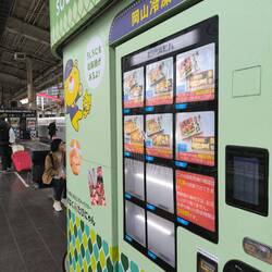 Maquinas de bentos preparadas para comer en el tren en Medio del anden