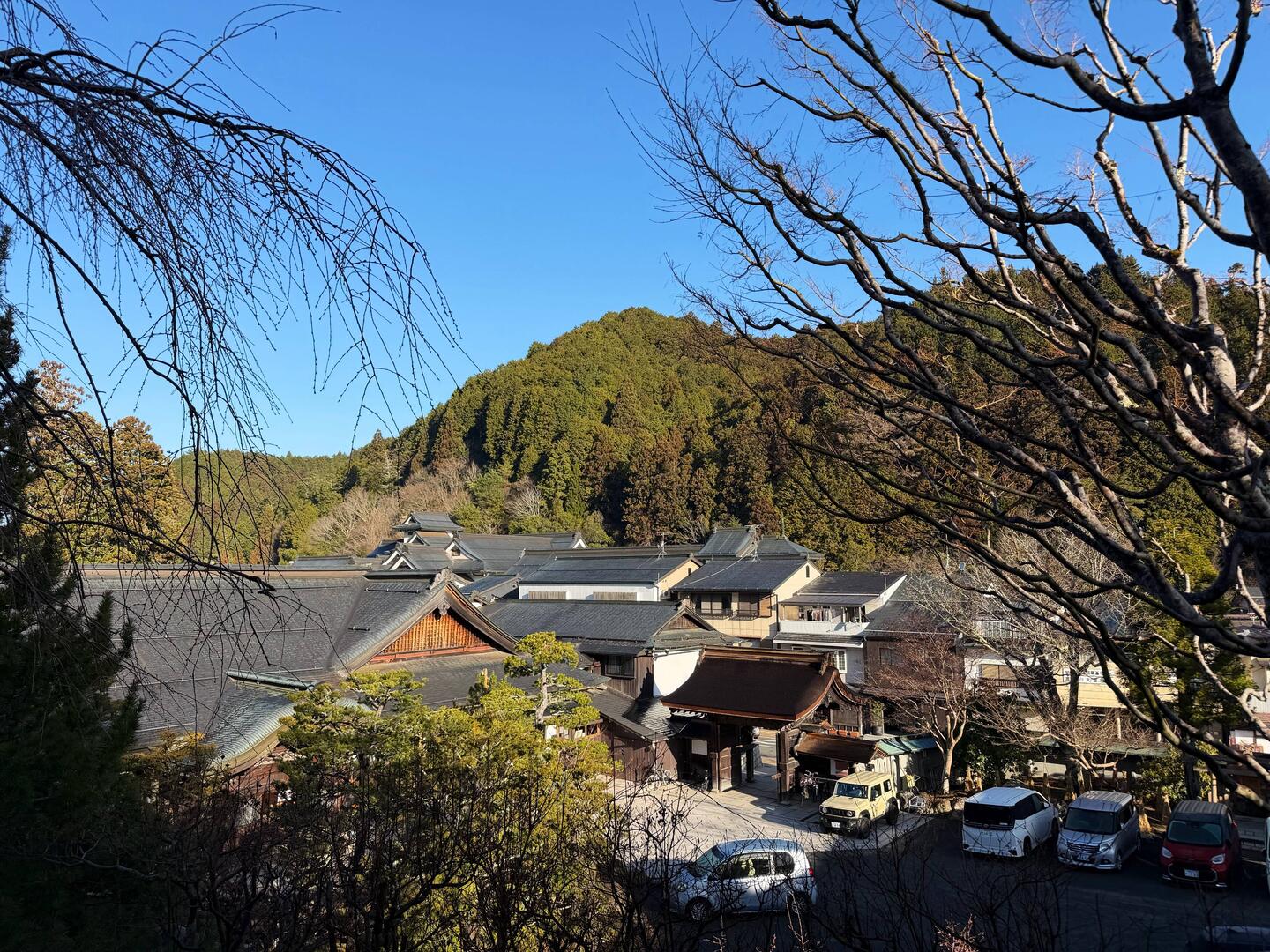 Ein kühler, aber sonniger Morgen über Kōyasan.