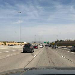 Der Verkehr nimmt auf den 6 Spuren Richtung Phoenix langsam zu