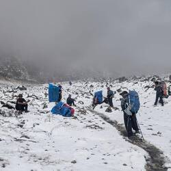 Die Träger machen auch immer wieder gemeinsam Pause