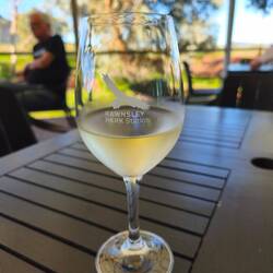 Apero auf der Veranda des Woolshed-Restaurants im Park