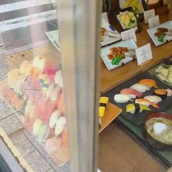 Ganzes Menu im Schaufenster aufgestellt