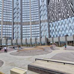 Skatepark mitten auf dem Dach eines Hotels