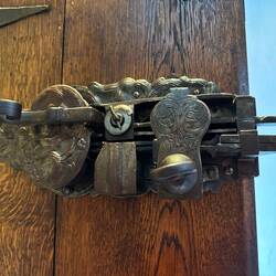 ein schönes Schloss an der Kirchentür