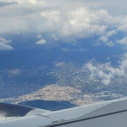 Sehr kurzer Zwischenstopp in Athen mit Blick auf die Stadt vom 2. Flieger