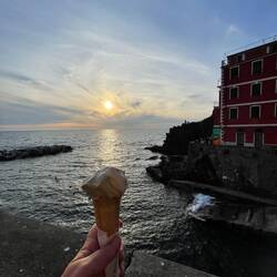 Eis essen in der Abendsonne