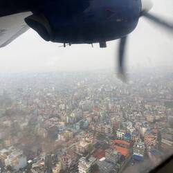 Start über Kathmandu - ab in die Wolken