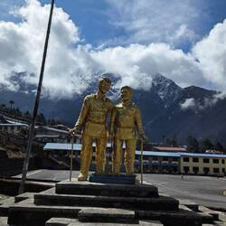 Denkmal für Edmund Hillary und Tenzing Norgay Sherpa - Erstbesteiger vom Everest