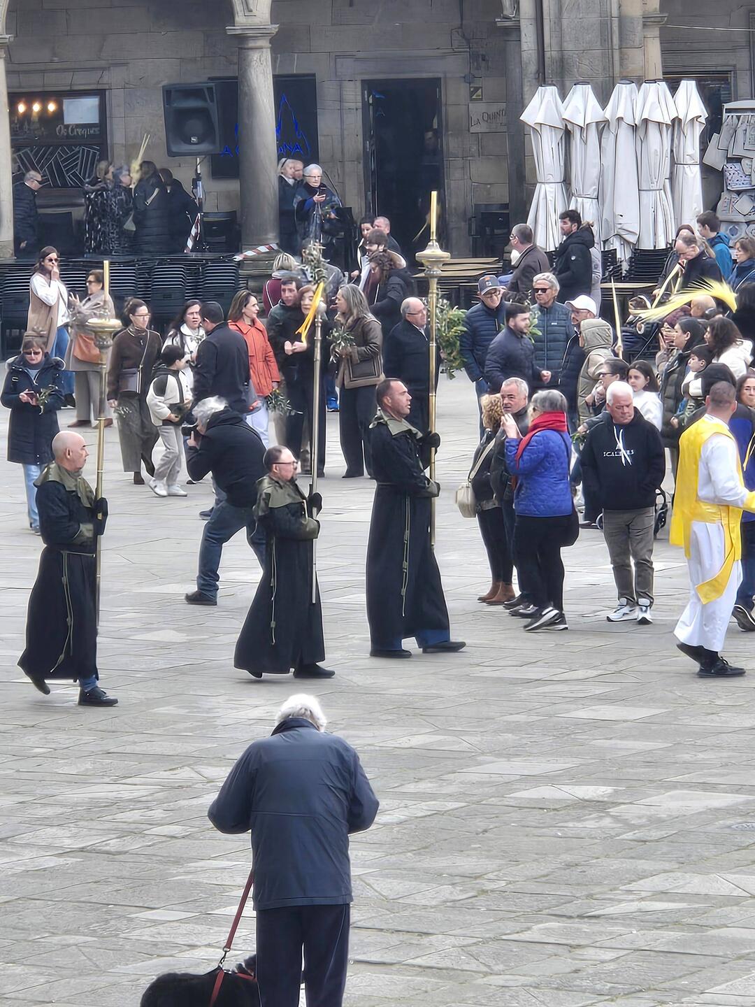 The beginning of the procession info the plaza.