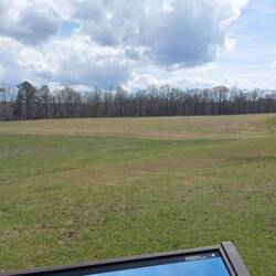 Das war das Schlachtfeld. Die weißen Pfosten stellen die Pallisade dar.