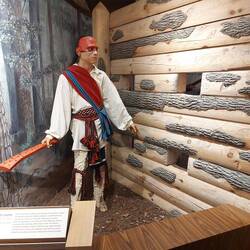 Die Pallisade, ein Krieger und sein War Club.