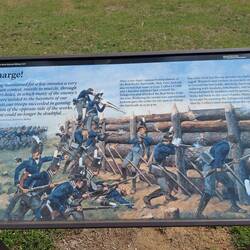 Als die Creek von hinten angegriffen wurden schafften es die Milizen auch die Pallisade zu erreichen