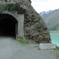Rückweg durch den Tunnel zur Busstation 