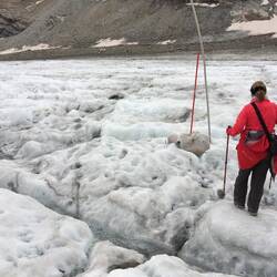 Die Stangen waren der Wegweiser über den Gletscher
