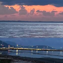 ..der kleine Hafen leuchtet so schön, obwohl derzeit niemand hier ist..🫠