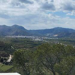 Pego eingebettet zwischen den Bergen