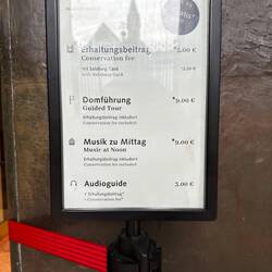 Der Hinweis auf 5€ Eintritt ist nicht ganz so prominent zu sehen