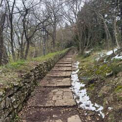 The trail to Montale Tower.