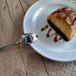 Hausgemachtes Dessert: Flan auf Schoko-Bisquit