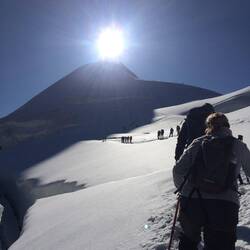 Die Sonne direkt über dem Gipfel