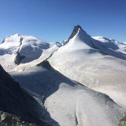 Links das Strahlhorn, 4.190 m. Kann man auch besteigen…