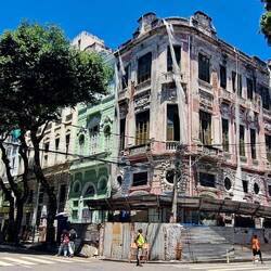 The contrasts in this city are amazing: dilapidated & fresh/new all w/in the same block.