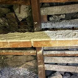 Bei einer Gefahrensituationen (Überdruck) wird dieser Steinstaub aufgewirbelt ➡️ raus aus dem Schacht