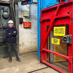 Auch heute arbeitet der Seilfahrtwärter bzw. Anschläger noch traditionell.