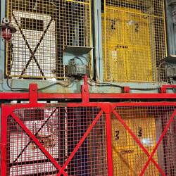 In zwei übereinander liegenden Boxen werden wir in 80 Sekunden auf 320 Meter Tiefe gebracht!