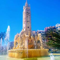 Fuente de Levante auf der Plaza de los Luceros, Bildhauer Daniel Bañuls entworfen.