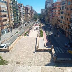 Blick von der Treppe des Castillo de San Fernando in Alicante auf die Avenida General Marva.